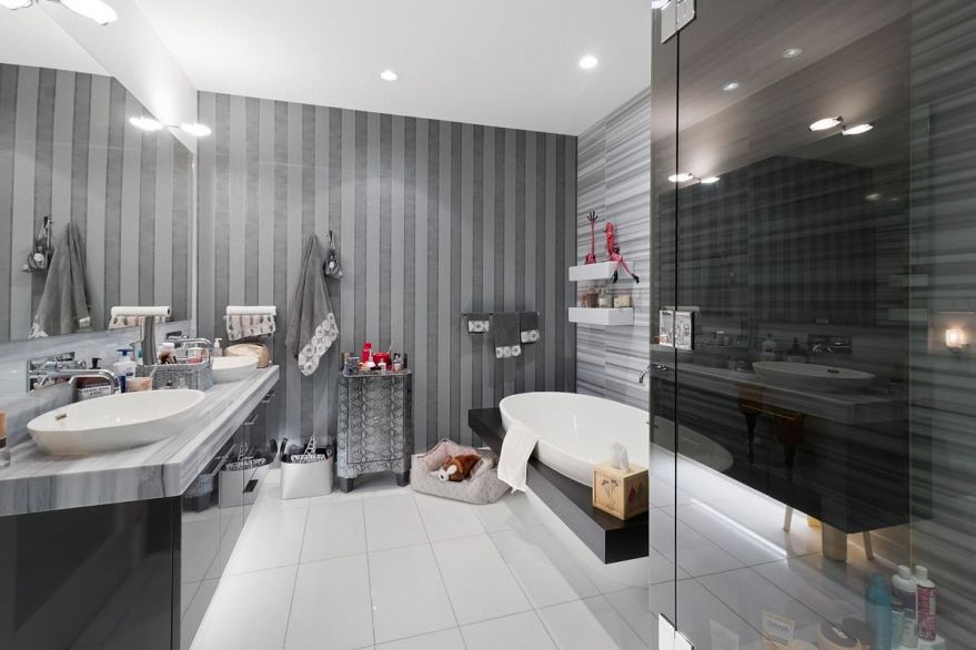 2201 277 Thurlow Street