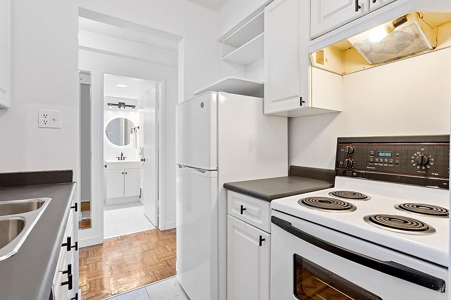 601 1850 Comox Street