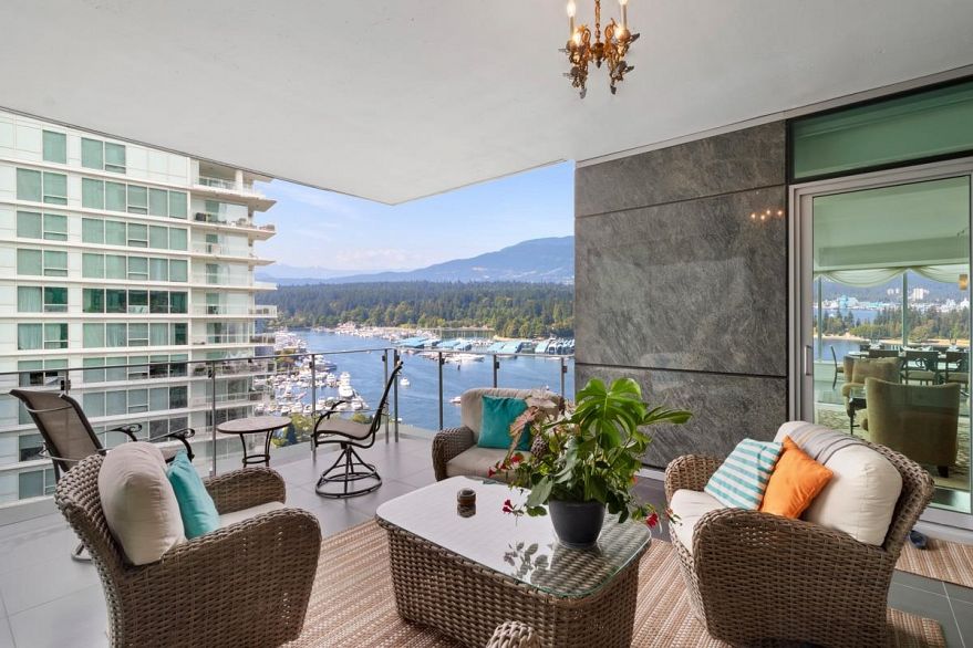 2201 277 Thurlow Street