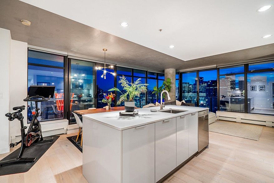 2305 108 W Cordova Street