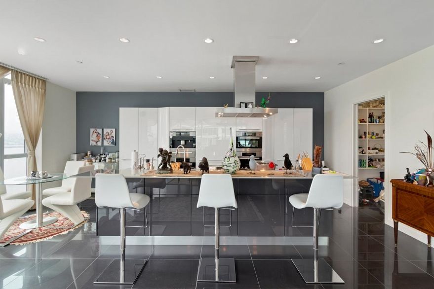 2201 277 Thurlow Street