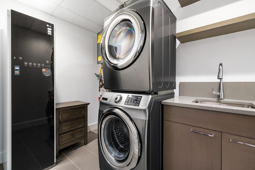 204 1009 Laurier Avenue