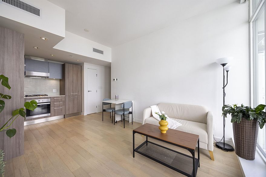 1709 2221 E 30 Avenue