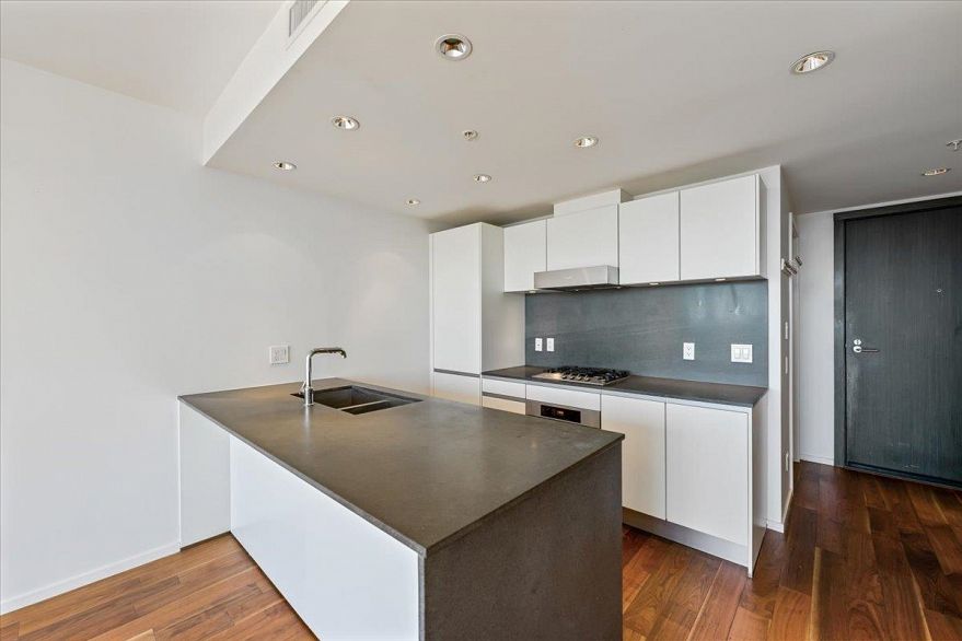 1507 8555 Granville Street