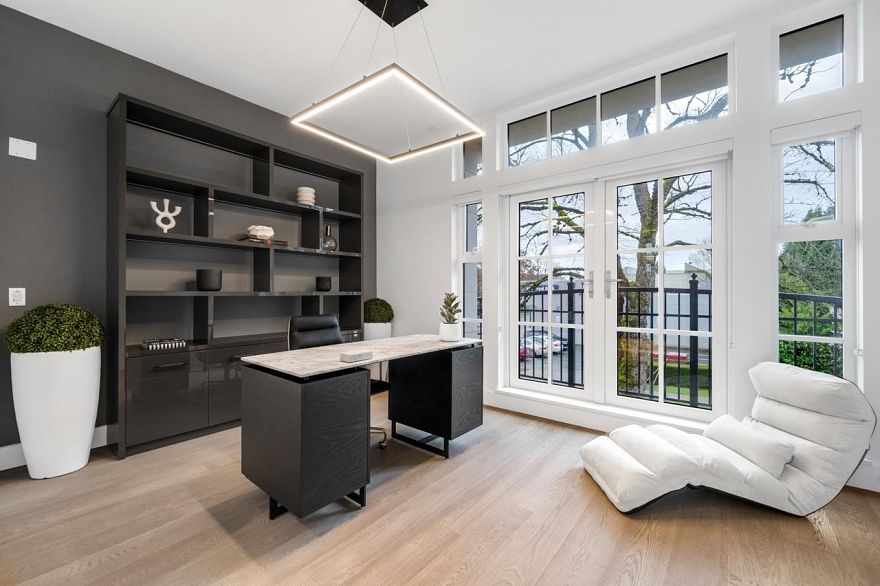 204 1009 Laurier Avenue