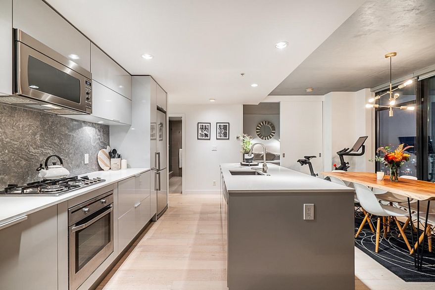 2305 108 W Cordova Street