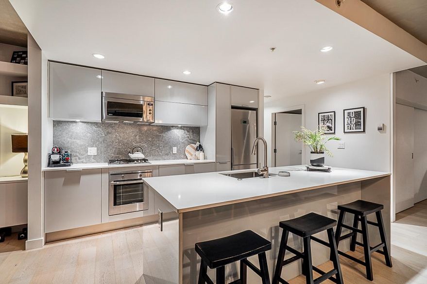 2305 108 W Cordova Street