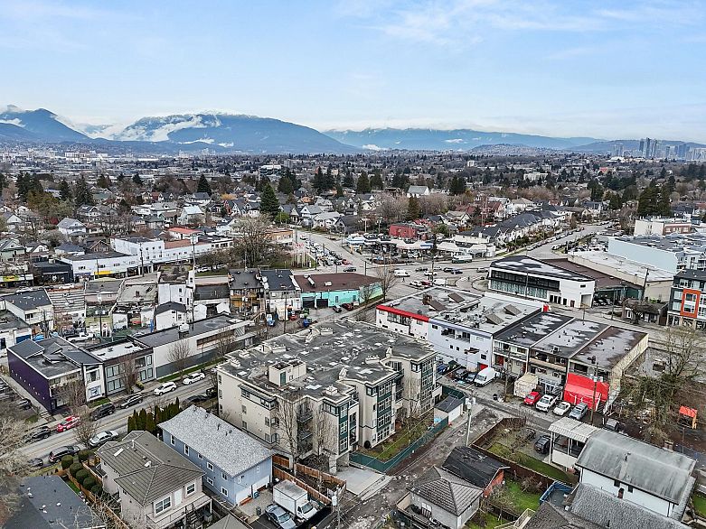 206 688 E 16th Avenue