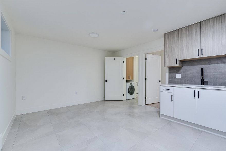 1 2263 E 35th Avenue