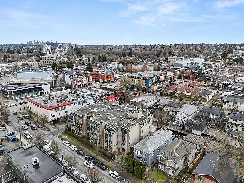 206 688 E 16th Avenue