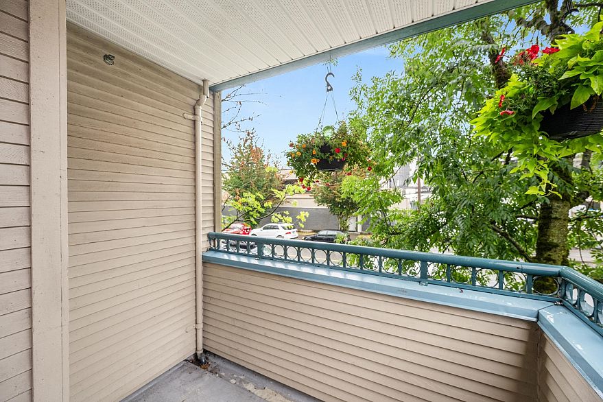 206 688 E 16th Avenue