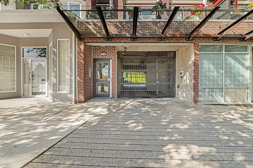 201 75 N Renfrew Street