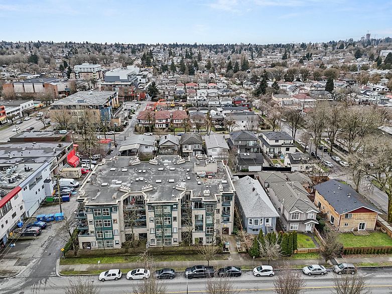 206 688 E 16th Avenue