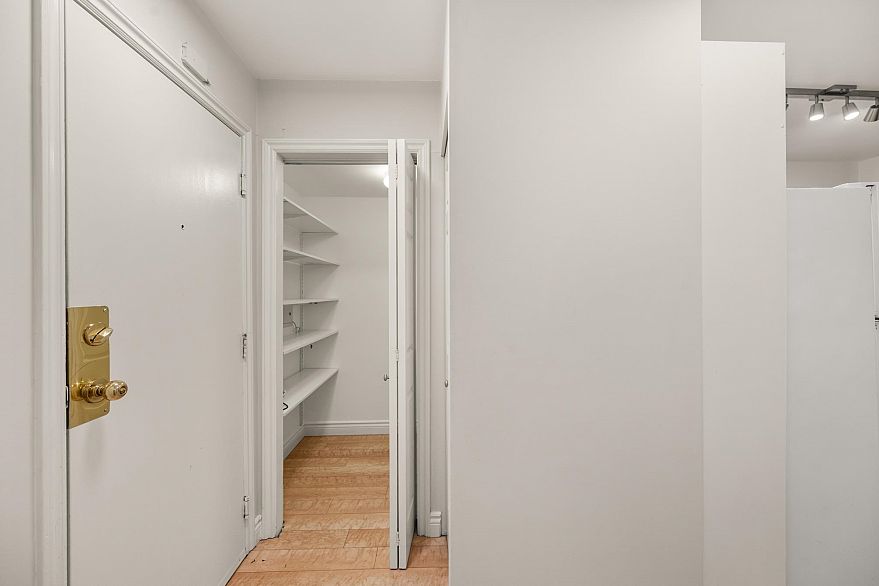 206 688 E 16th Avenue