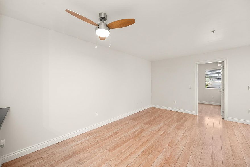 206 688 E 16th Avenue