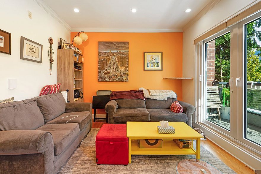 201 75 N Renfrew Street