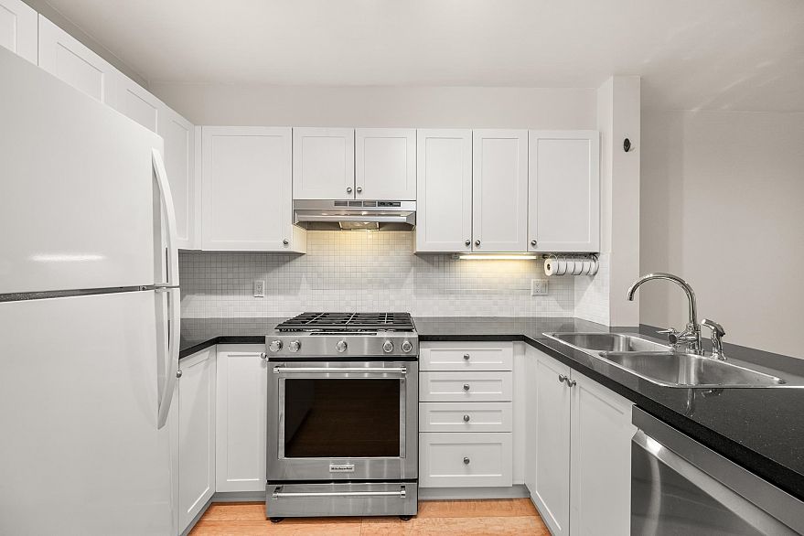 206 688 E 16th Avenue