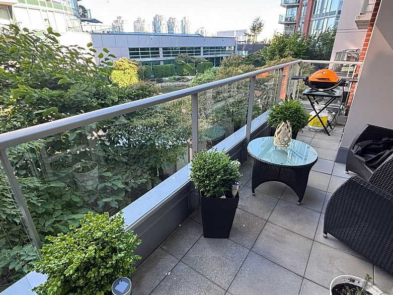 501 618 Abbott Street