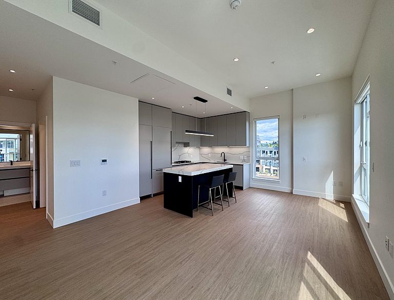 503 2235 E Broadway