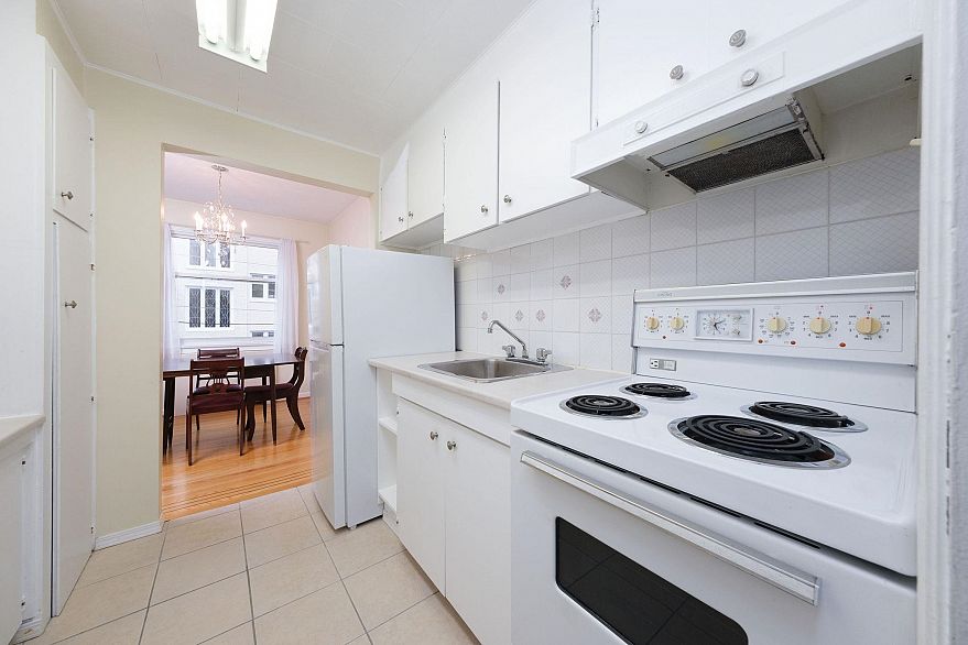 203 1878 Robson Street