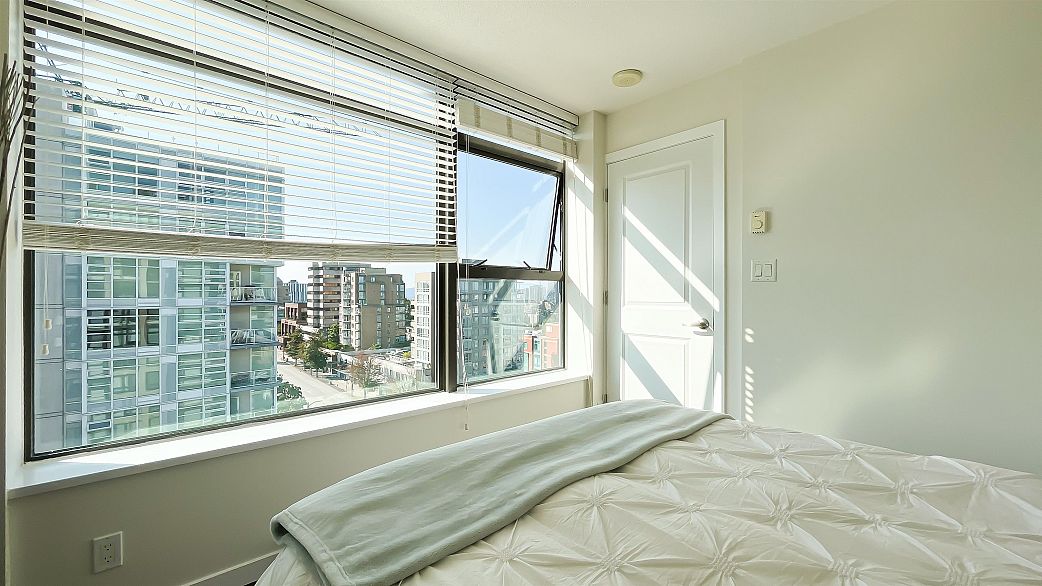 1106 1068 W Broadway