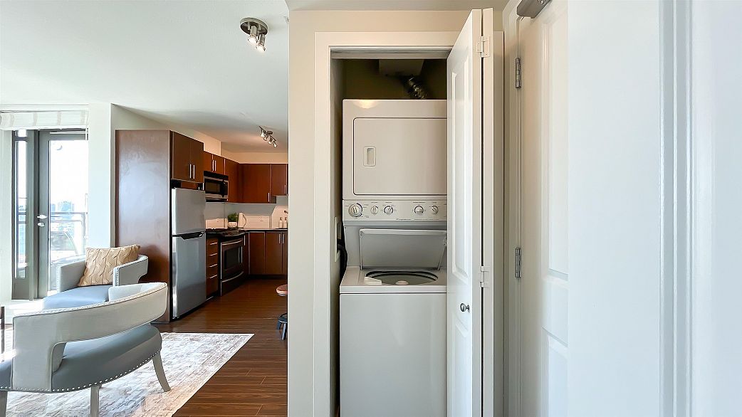 1106 1068 W Broadway