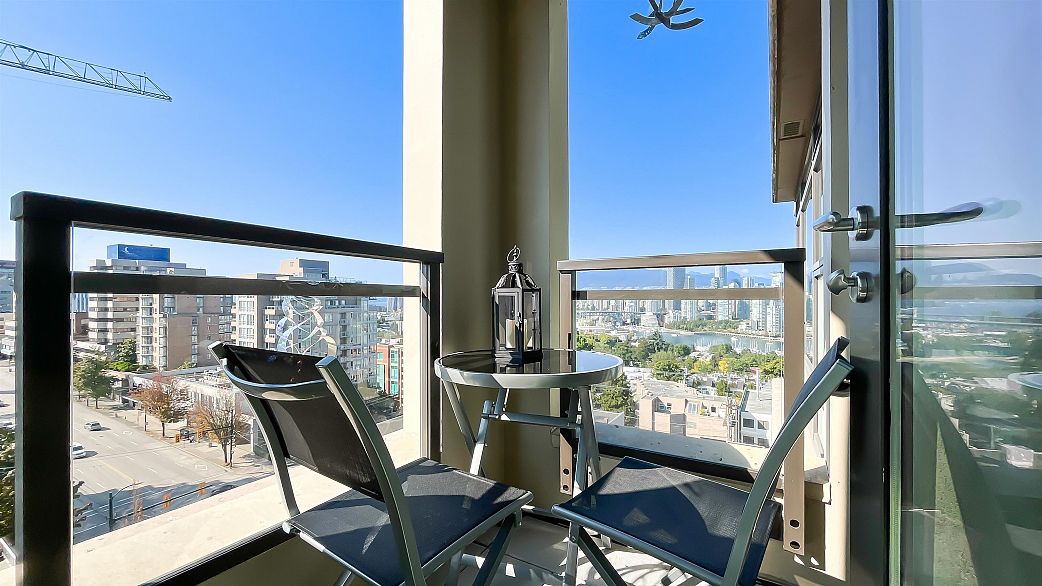 1106 1068 W Broadway