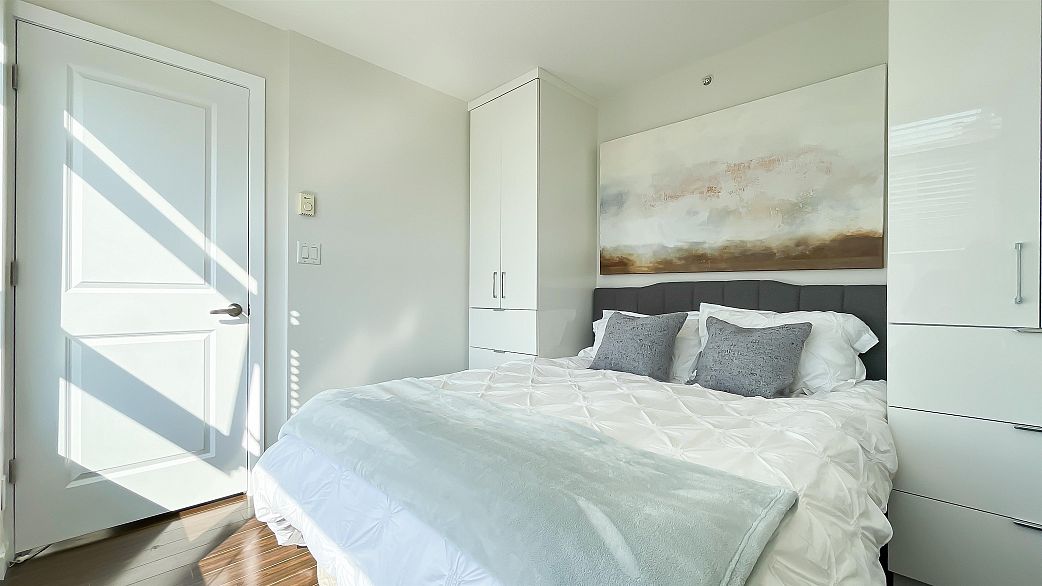 1106 1068 W Broadway