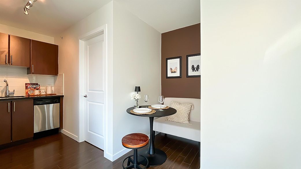 1106 1068 W Broadway