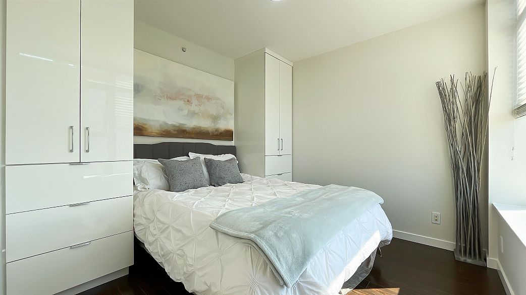 1106 1068 W Broadway