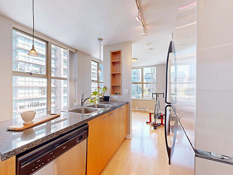 1003 969 Richards Street