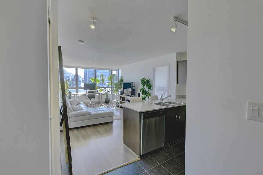 1303 938 Smithe Street