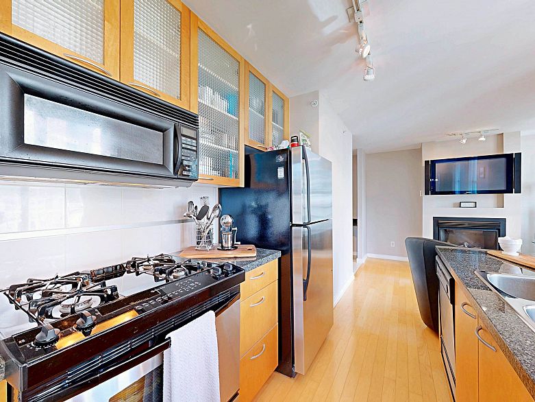 1003 969 Richards Street