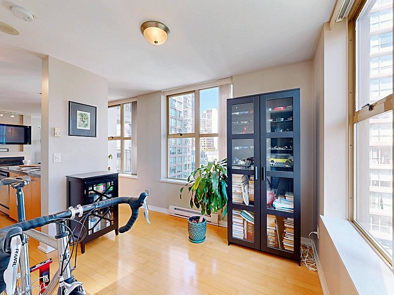 1003 969 Richards Street