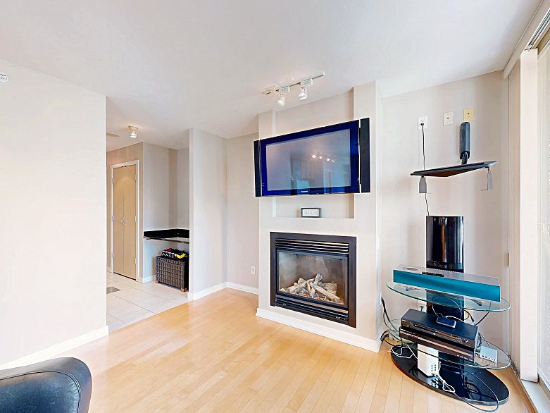 1003 969 Richards Street