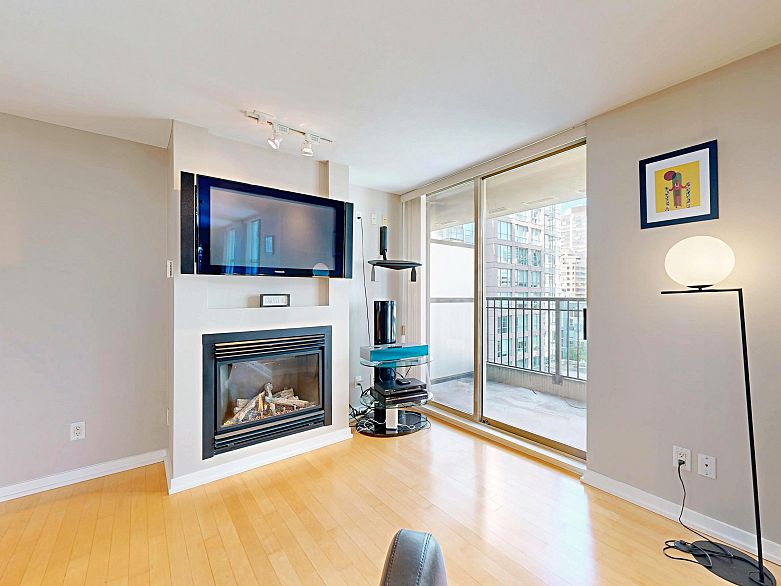 1003 969 Richards Street