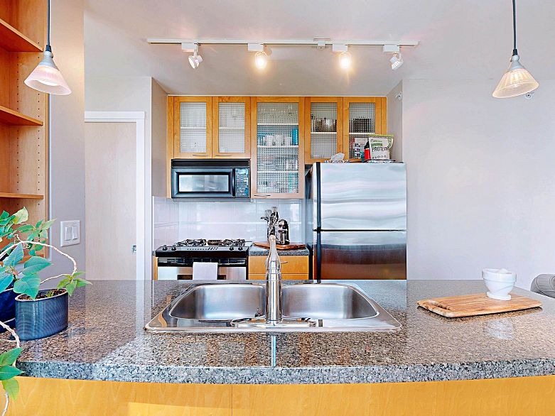 1003 969 Richards Street