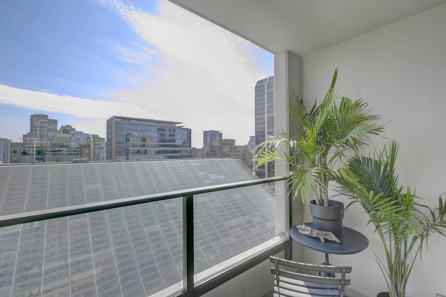 1303 938 Smithe Street