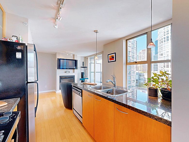 1003 969 Richards Street