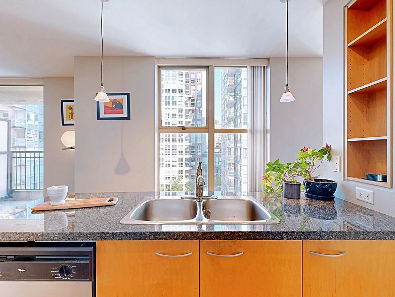 1003 969 Richards Street