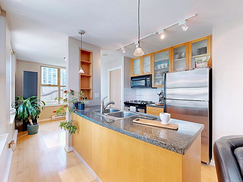 1003 969 Richards Street