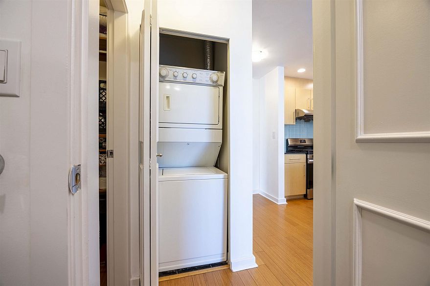 3207 583 Beach Crescent