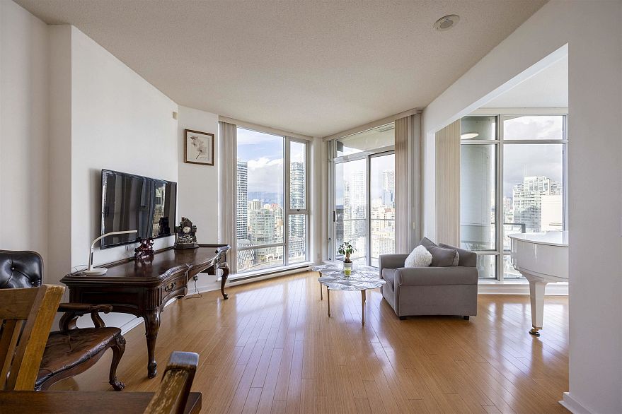 3207 583 Beach Crescent