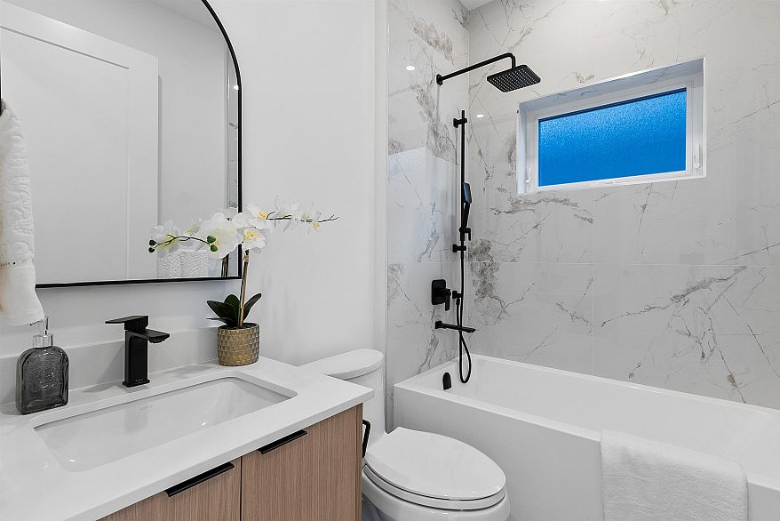 2 3536 W 14th Avenue