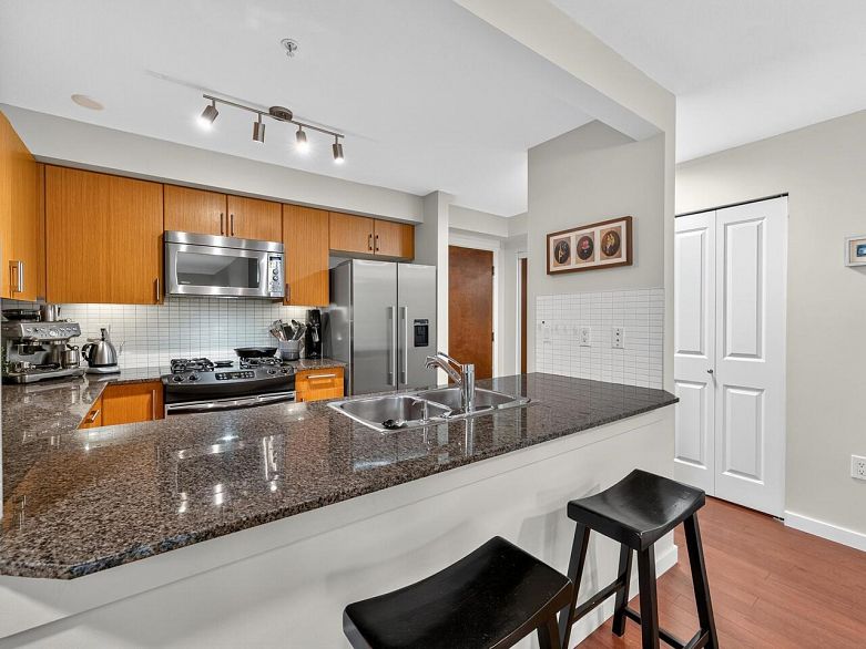 206 2096 W 46th Avenue