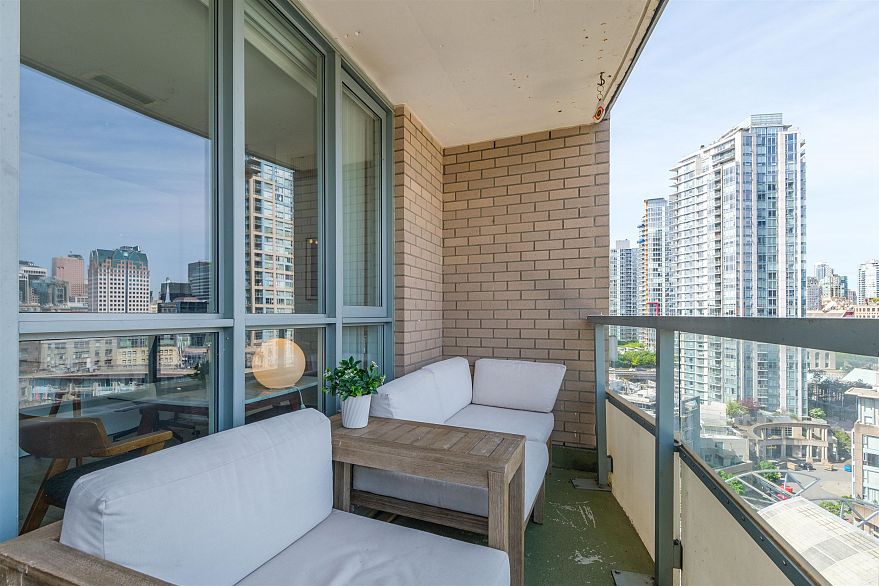 1703 63 Keefer Place