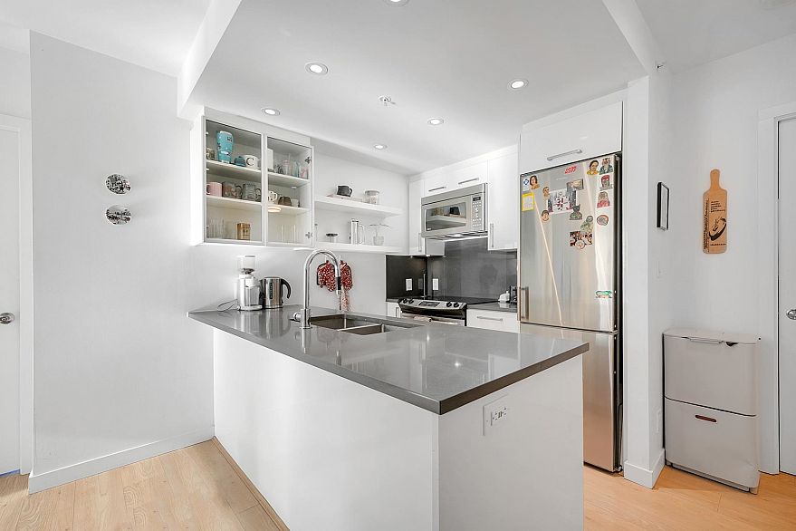 302 933 E Hastings Street