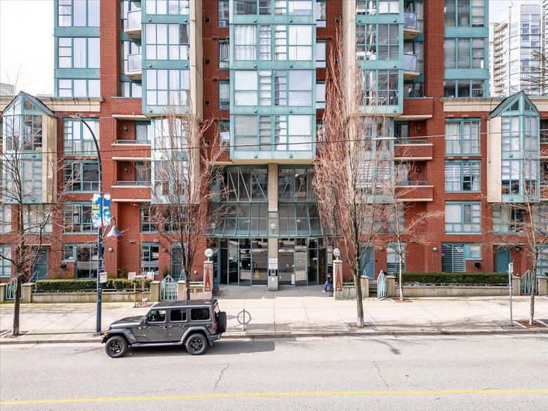 1603 939 Homer Street