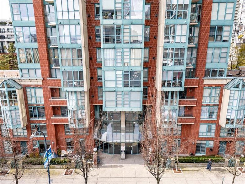 1603 939 Homer Street