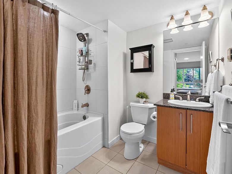 206 2096 W 46th Avenue